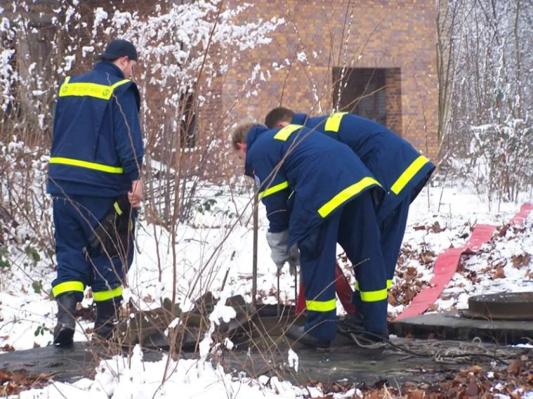 Die Helfer des THW bei Pumparbeiten (Foto: Janina Trost)