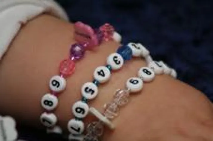Bild: aplomo - Individuelle Perlenarmbänder für Kinder mit Rufnummern der Eltern