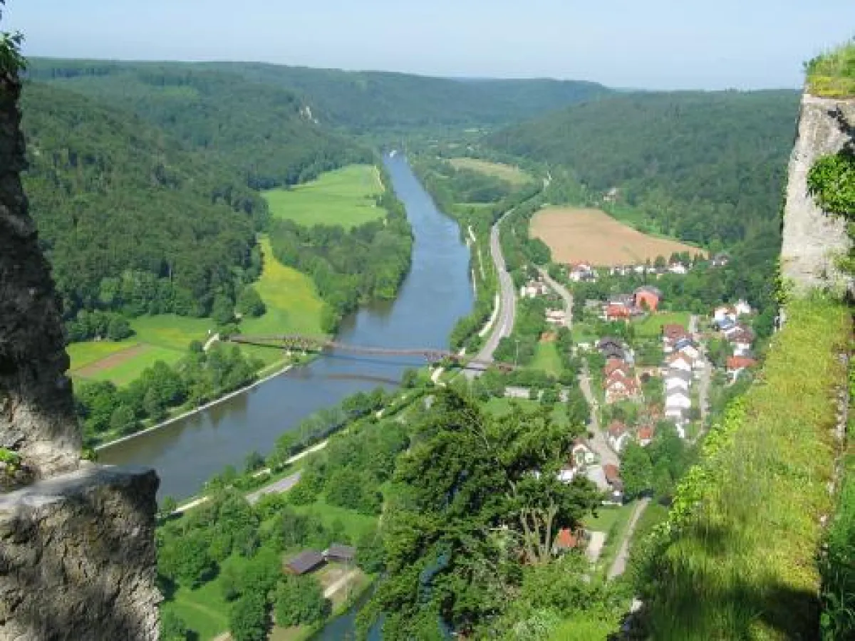 Blick von der Burgruine Randeck auf den Main-Donau-Kanal im Altmühltal