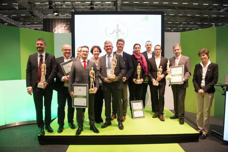 Bild: MOCOPINUS mit dem Woody Award 2017 in Gold ausgezeichnet. Bestnoten für das Terrassensystem PINUTEX.
