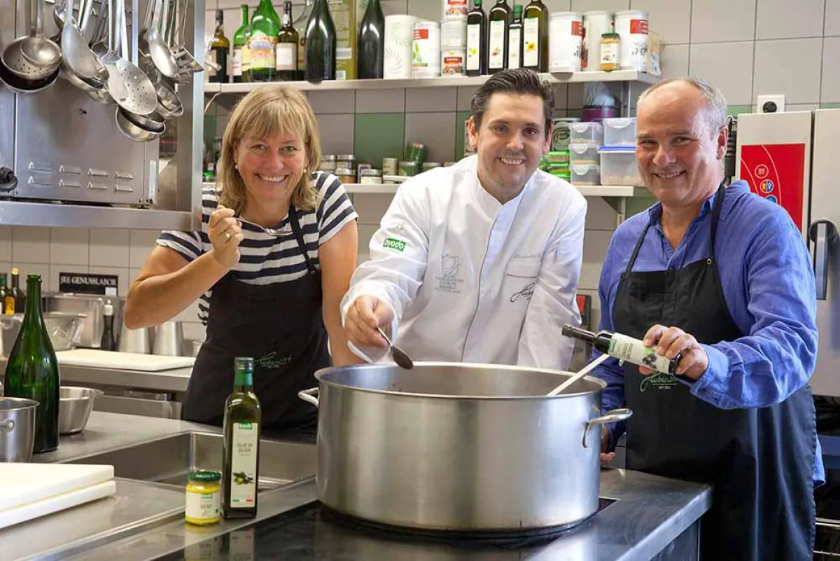 Sternekoch Alexander Huber und die Byodo Inhaber Andrea Sonnberger und Michael Moßbacher