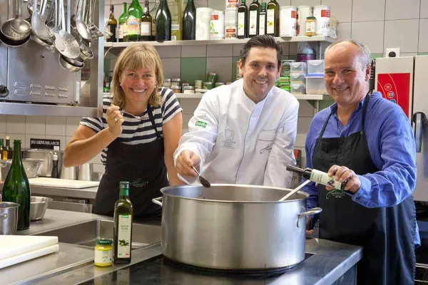 Bild: Genussvolles Duo - Sternekoch Alex Huber & Byodo starten Partnerschaft