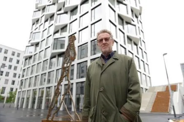 Bild: Michael Morgner enthüllt am Fuße der FRIENDS Tower eine Skulptur seines künstlerischen Themas „Schreitender“