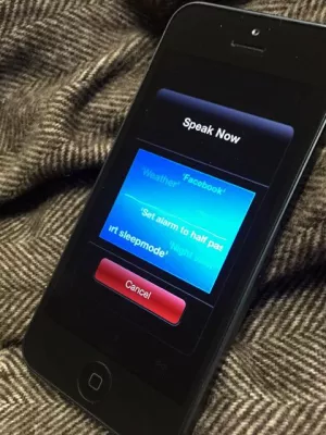 Bild: SemVox beißt in den Apfel