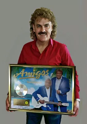 Bild: Sony Music: Johnny Bach mit dem Gold-Award ausgezeichnet