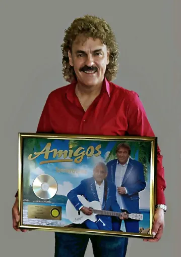 Bild: Sony Music: Johnny Bach mit dem Gold-Award ausgezeichnet