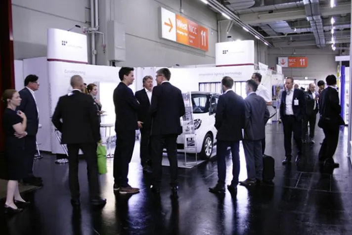 Bild: Mit festem Blick über die Oberfläche