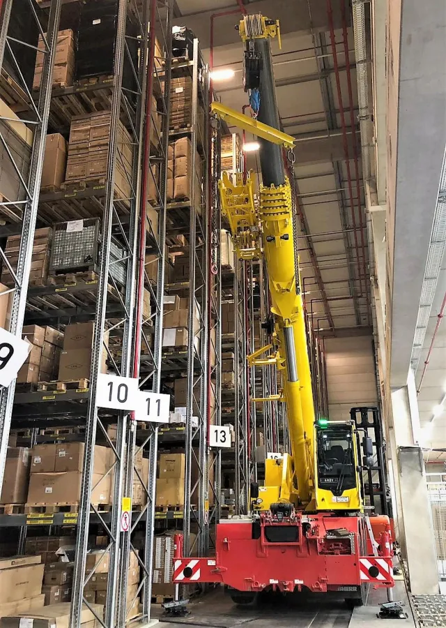 SCHAZ Kompaktkran LTC 1050-3.1_Kranarbeiten in Lagerhalle