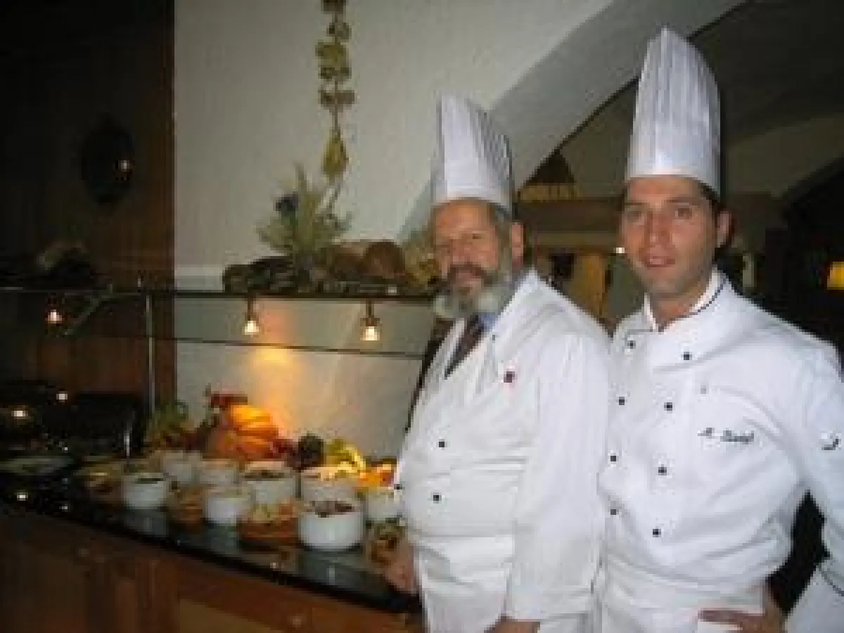 Maurizio Bartoli (re.), der neue Küchenchef, mit seinem Koch-Kollegen Karl-Heinz Jucht.
