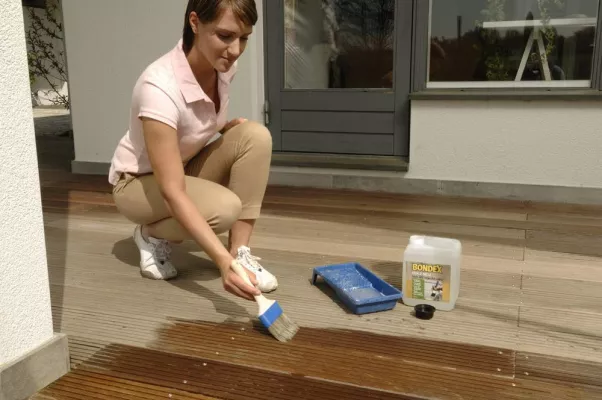 Bild: Bondex Holz Neu hellt Gartenhölzer optimal wieder auf