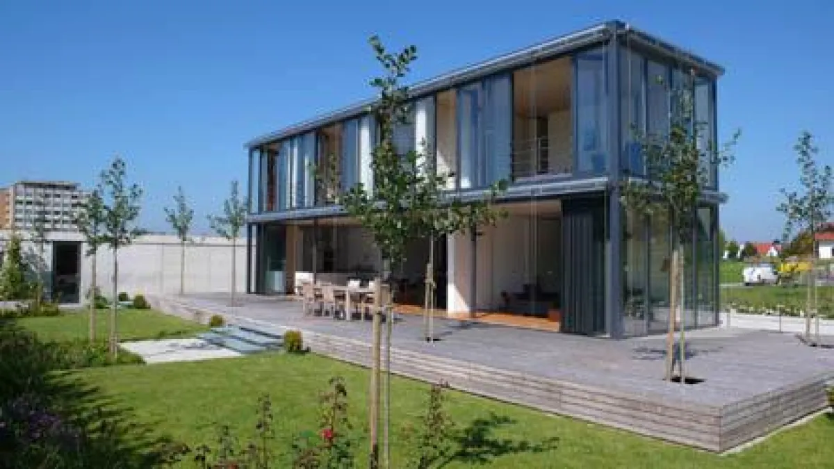 Die Natur ins Haus lassen: Wird die faltbare Glasfassade geöffnet, verschmilzt der Wohnbereich mit der Umgebung. Quelle: elero/Alexander Frangoul