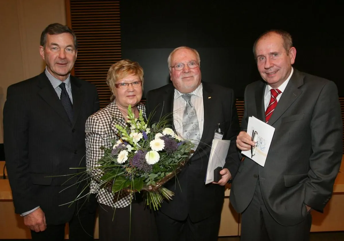 Preisträger Werner Fischer mit seiner Frau Anne, eingerahmt von DIN-Direktor Dr. Bahke und DIN-Präsident Prof. Dr.-Ing. Homann.