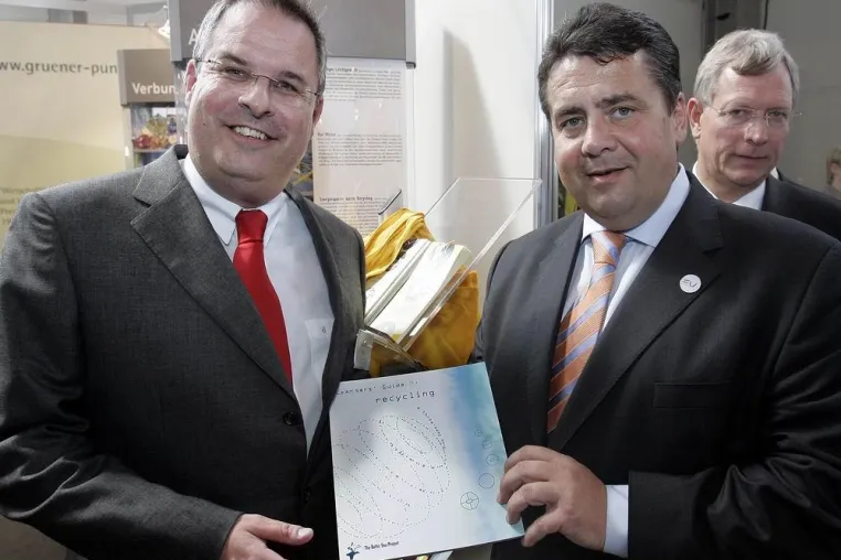 Bild: Bundesumweltminister Gabriel erhält „Learners’ Guide Recycling“ von DSD