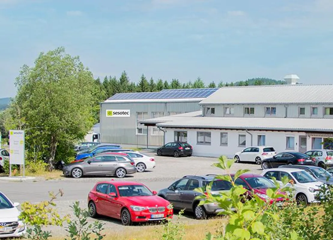 Das Sesotec Service Center in Schönberg, Industriestraße 5, ist nur 280 Meter Luftlinie vom Sesotec