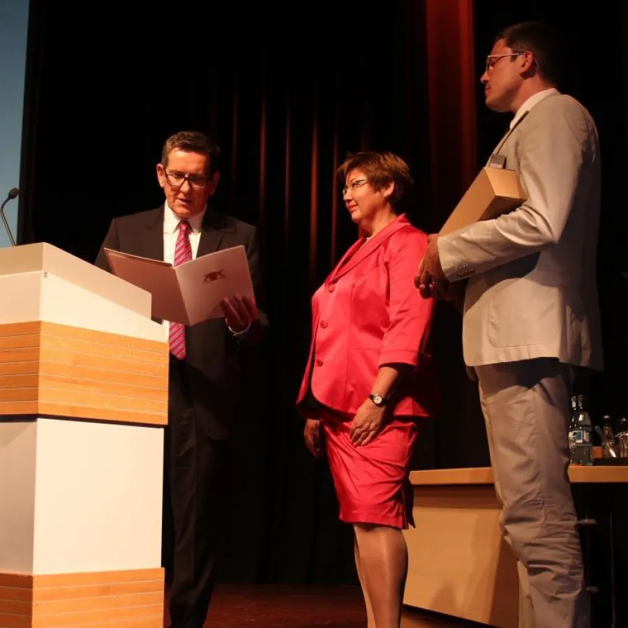 Prof. Dr. Jeck-Schlottmann (Mitte) erhält ihre Ernennungsurkunde von Prof. Geilsdörfer (links).