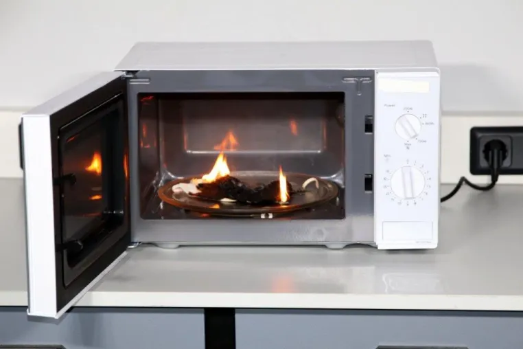 Bild: Brandgefahr: Mund-Nasen-Schutz mit Draht nicht in der Mikrowelle desinfizieren