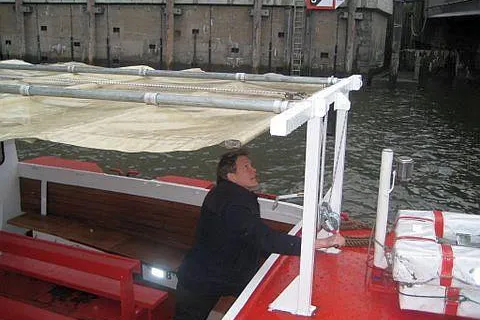 Mit der Maritimen Circle Line sicher durch den Hamburger Hafen Bild: Mit der Maritimen Circle Line sicher durch den Hamburger Hafen