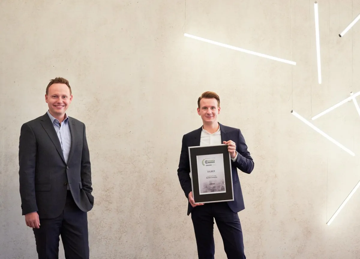 Benedikt Bonnmann und Christian Mertens nehmen BigData-Insider-Award in Empfang. (Bild: adesso SE)