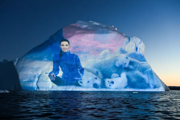 Bild: NFT-Kunst mit Avatar Leya Love auf 14 Mio. Jahre alten Eisbergen in der Arktis