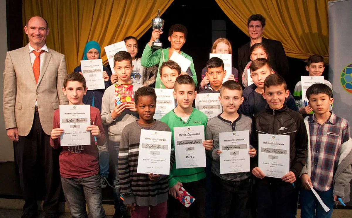 Die Finalisten des Mathe-Wettbewerbs mit Initiator Gniech und Abteilungsleiter Gent