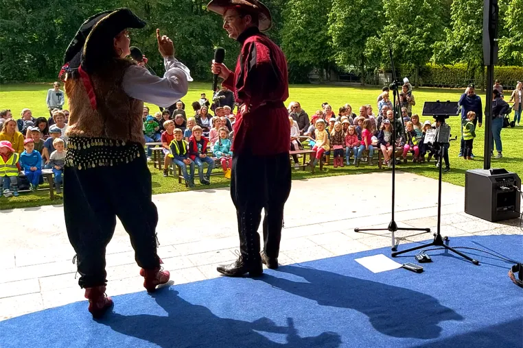 Gelungener Kindertag mit zünftiger Piratenshow Bild: Gelungener Kindertag mit zünftiger Piratenshow