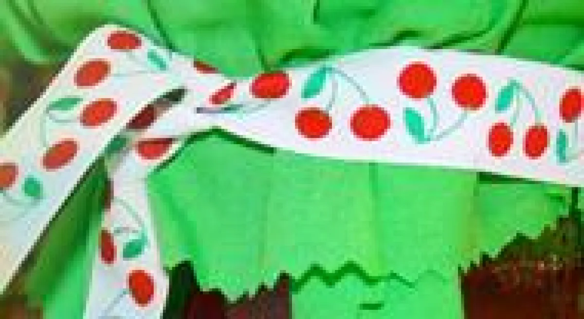 Ein schön verpacktes Geschenk wird in der Regel auch mit einem Geschenkband verziert – meist zu eine