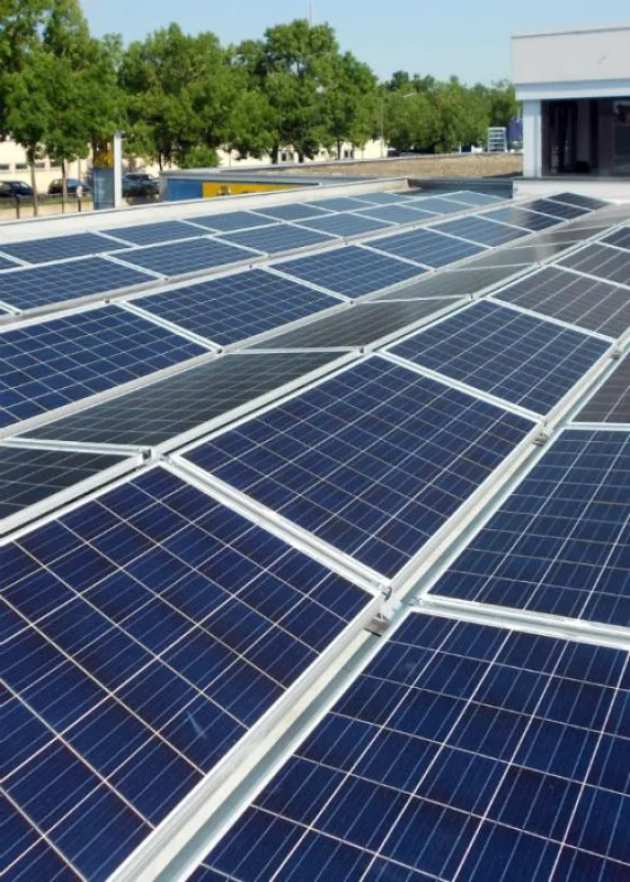 Autohaus Holz: 90 Solarmodule auf dem Dach sorgen für Strom.