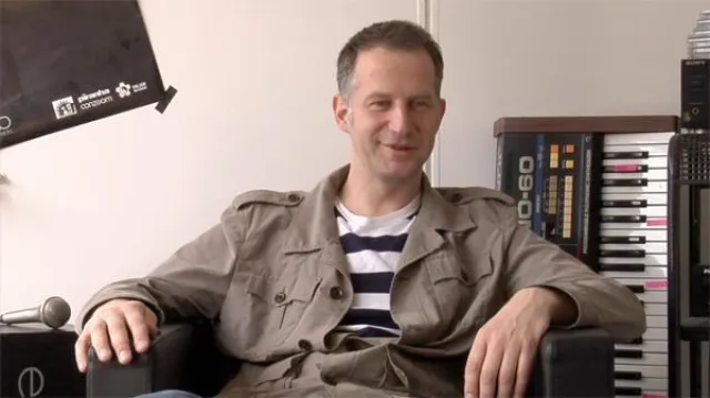 Bild: Autor und Musiker Martell Beigang liest bei erlesen.tv aus „unverarschbar“