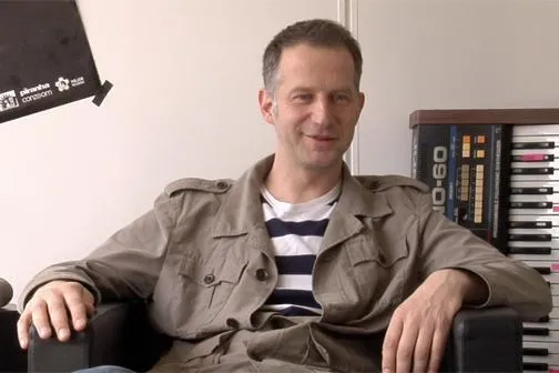Bild: Autor und Musiker Martell Beigang liest bei erlesen.tv aus „unverarschbar“