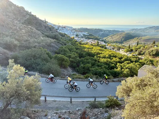 Bild: bike2malaga startet Partnerschaft mit BMC: Premium-Rennrad-Urlaub ab 2026 auf neuem Niveau