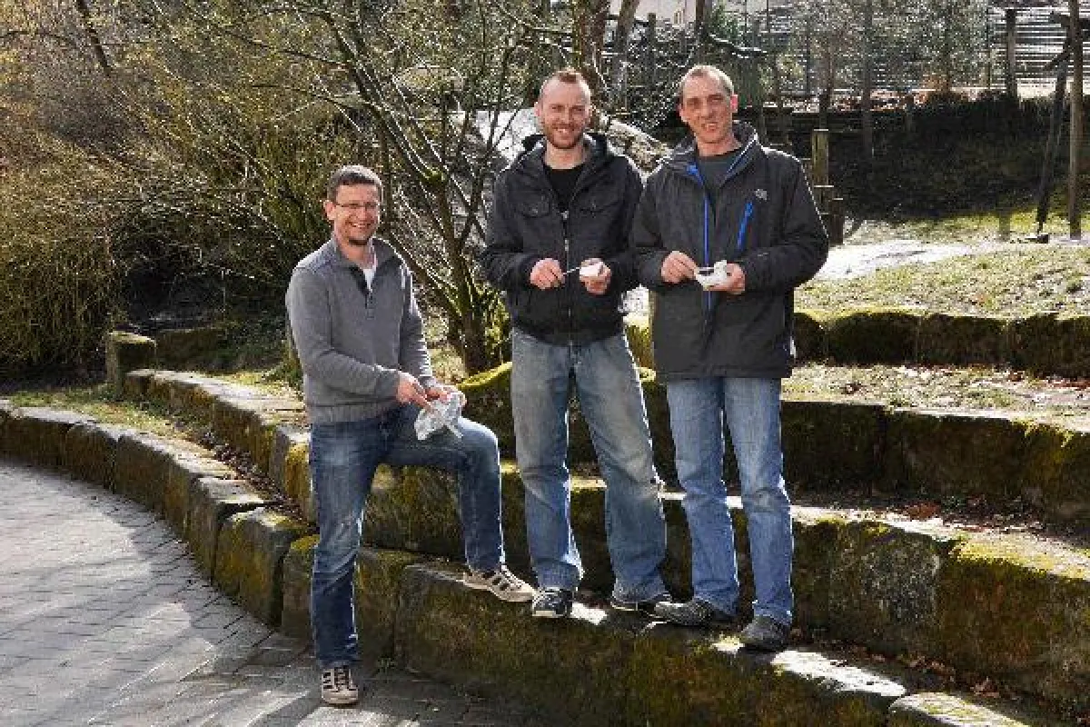 Udo Dirks (links), Leiter des Kinderhauses Sternstunden, freut sich über die Speckstein-Ausrüstung,