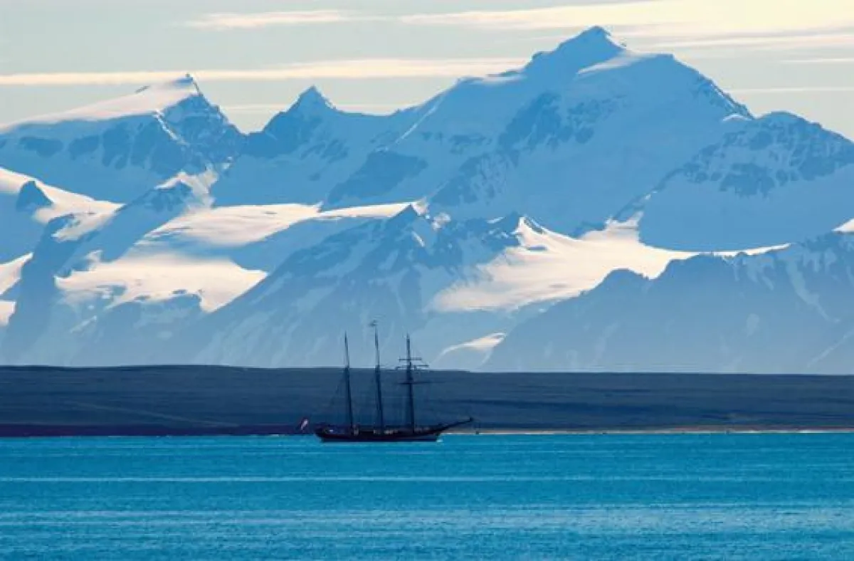 Nur im Sommer lässt sich die arktische Landschaft Spitzbergens per Schiff erleben ©: Andree Kaiser/Hurtigruten