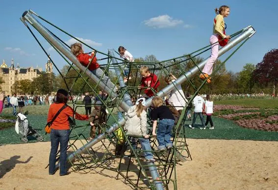 Corocord präsentiert neues Seilspielgerät auf der BUGA 2009 Bild: Corocord präsentiert neues Seilspielgerät auf der BUGA 2009