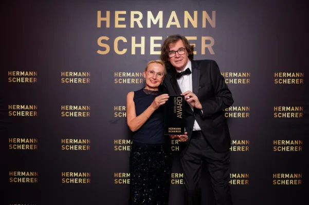 Bild: Mirjana Mirjana Z.-K.  setzt sich beim 6. Intern. Speaker Slam gegen 220 Teilnehmer durch 