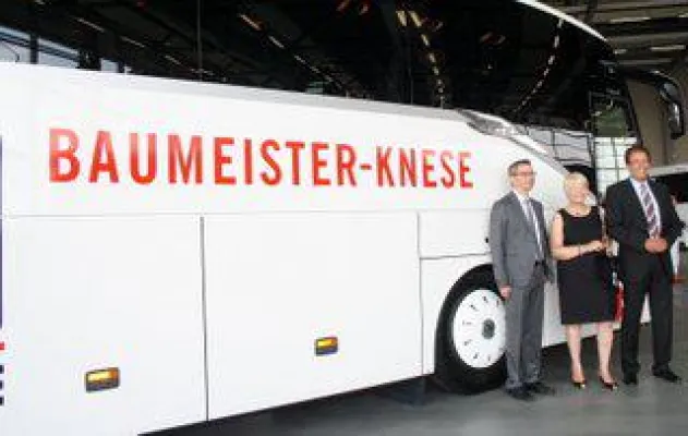 EvoBus übergibt Baumeister-Knese ersten Bus der neuen Komfortklasse Bild: EvoBus übergibt Baumeister-Knese ersten Bus der neuen Komfortklasse