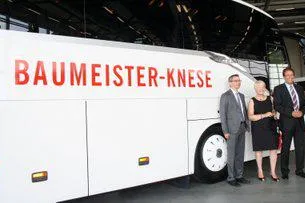EvoBus übergibt Baumeister-Knese ersten Bus der neuen Komfortklasse Bild: EvoBus übergibt Baumeister-Knese ersten Bus der neuen Komfortklasse