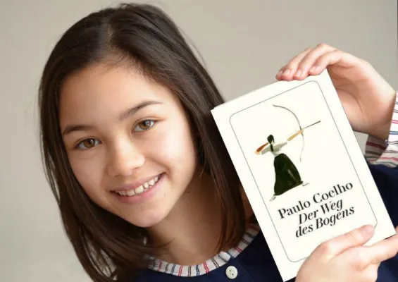 Bild: Goldene Schwanenfeder für Literatur für Der Weg des Bogens von Paulo Coelho