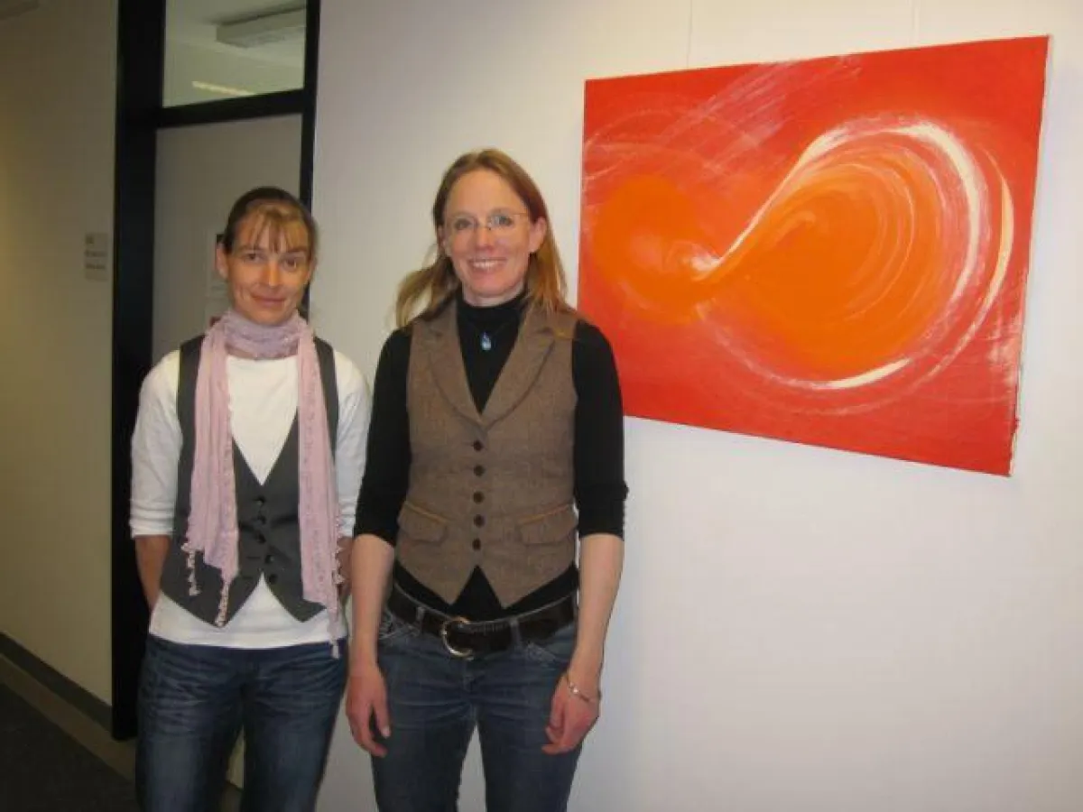 Nicole Dietel vom Office Center Ost mit Künstlerin Johanna Dorner (v.l.)