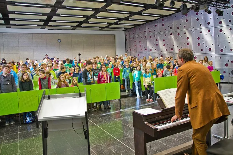 Musikdirektor erklärte Mini-Akademikern wie Musik ihre Gefühle beeinflusst Bild: Musikdirektor erklärte Mini-Akademikern wie Musik ihre Gefühle beeinflusst