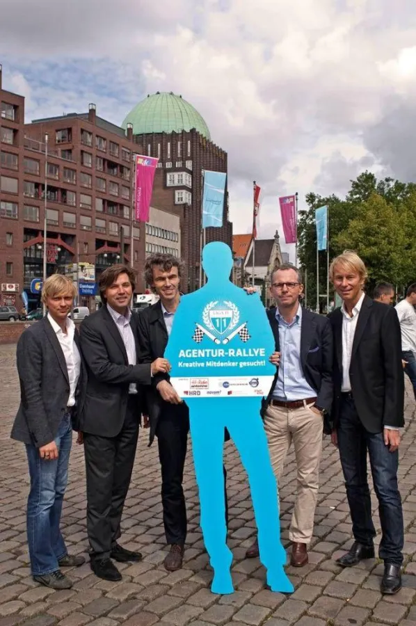 Mitglieder der LIGA H geben gemeinsam mit dem 