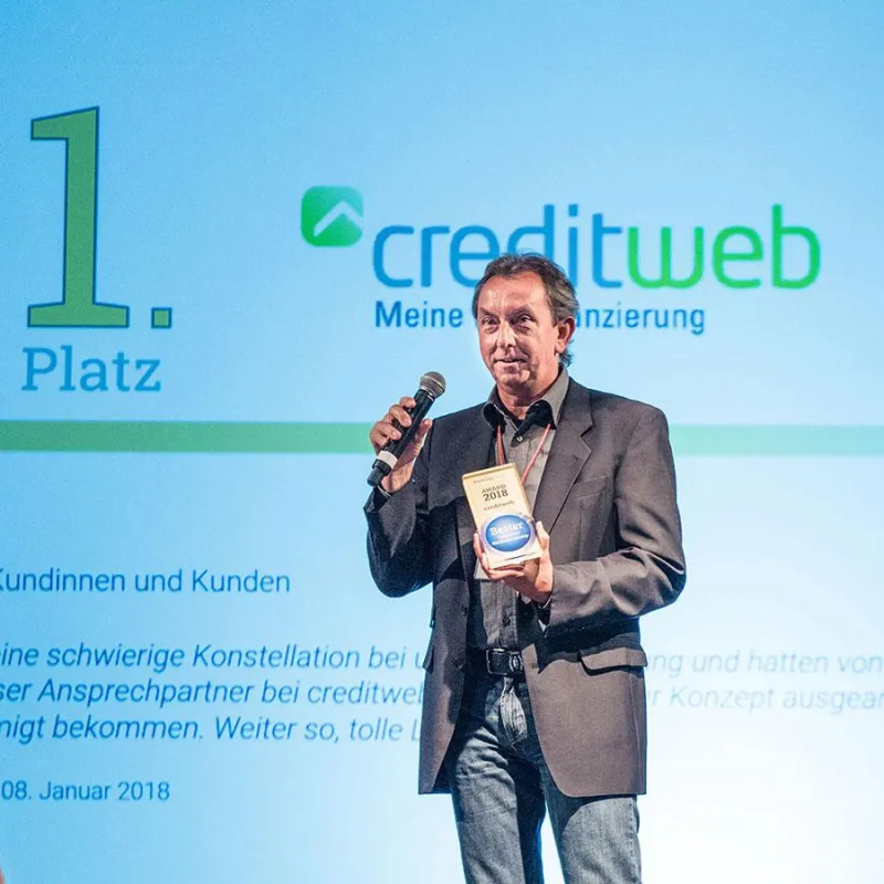 Andreas Wagner, Niederlassungsleiter von creditweb Berlin, nimmt den Preis entgegen