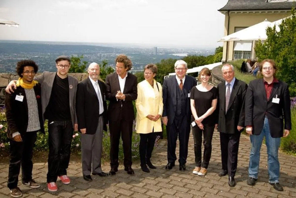 Beim 8. Petersberger Forum: Verlagsvorstand Helmut Graf (4. von rechts), mit den Referenten Prof. Dr. Klaus Töpfer (2. von rechts) und Dr. Florian Langenscheidt (4. von links), den Partnern und Slamme