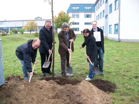 Bild: „young companies“ – begleitet 300. Existenzgründung und pflanzt dritten Baum der Gründerallee in Strausberg