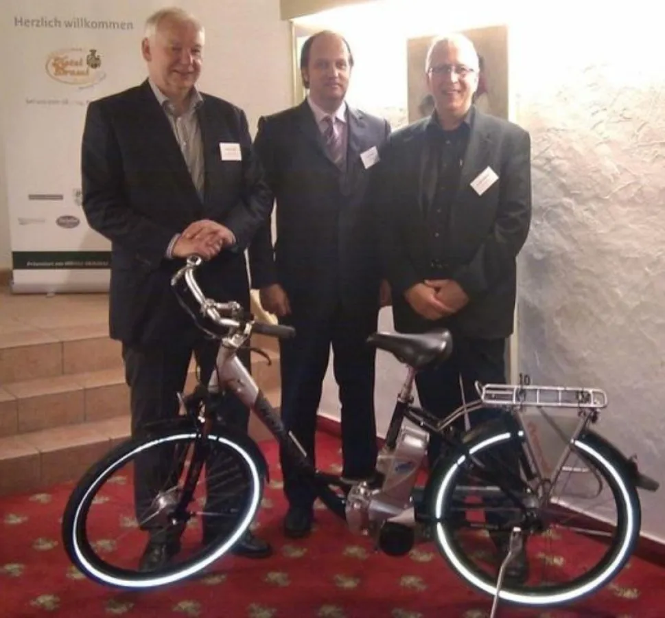 Die Vorstellung des Stromrads durch Architekt Jochen Hedtstück, Konrad Striewe und Eberhard Franke, Stromrad (von rechts).