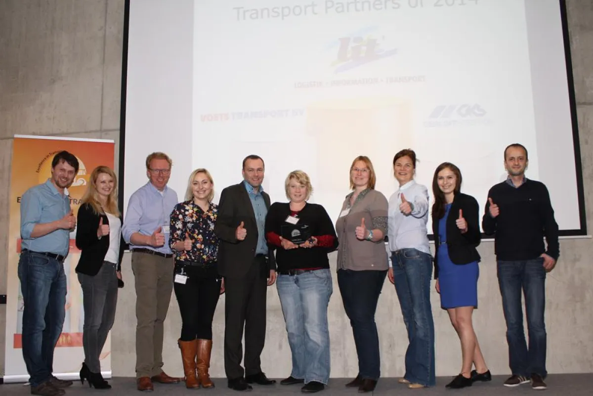 Mitarbeiter der L.I.T. Speditions GmbH freuen sich über die Auszeichnung als bester Logistikpartner.