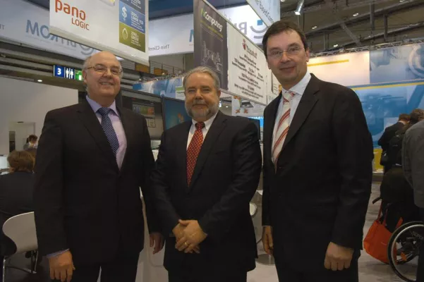 Bild: transtec AG, Hochschule Darmstadt und Pano Logic unterzeichnen Kooperationsverträge auf der CeBIT 2011