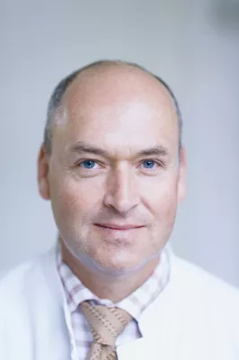 Bild: Krampfadern-Therapie mit neuem Venenkleber ohne Narkose und Verbände möglich