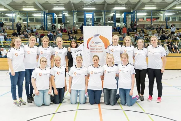Bild: Stadtwerke Lübeck Trikot-Tausch: Neues Outfit für Handballerinnen des TSV Schlutup