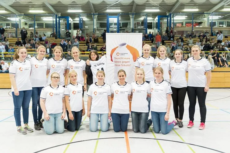 Bild: Stadtwerke Lübeck Trikot-Tausch: Neues Outfit für Handballerinnen des TSV Schlutup