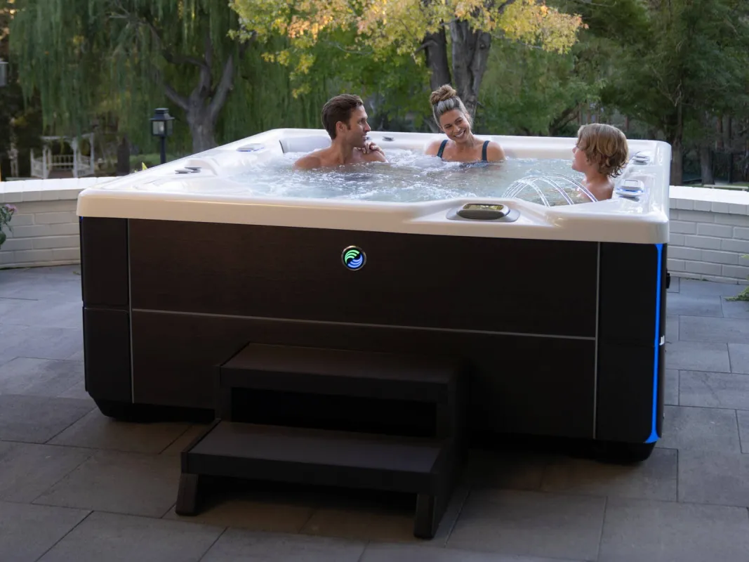 Outdoor Whirlpool der Highlife Kollektion auf einer Terrasse (© hotspring.de)